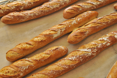 Baguettes de pain sortant du four